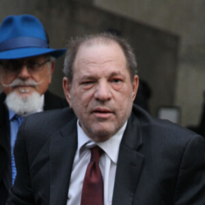 Harvey Weinstein quitte le tribunal après la fin de la troisième journée de délibérations à New York le 20 février 2020