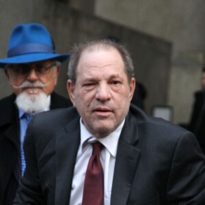 Harvey Weinstein quitte le tribunal après la fin de la troisième journée de délibérations à New York le 20 février 2020