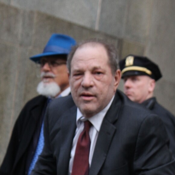 Harvey Weinstein quitte le tribunal après la fin de la troisième journée de délibérations à New York le 20 février 2020