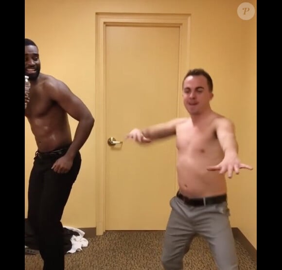 Frankie Muniz et Keo Motsepe dansent sur Instagram. Le 22 février 2020.
