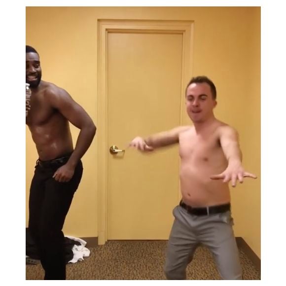 Frankie Muniz et Keo Motsepe dansent sur Instagram. Le 22 février 2020.