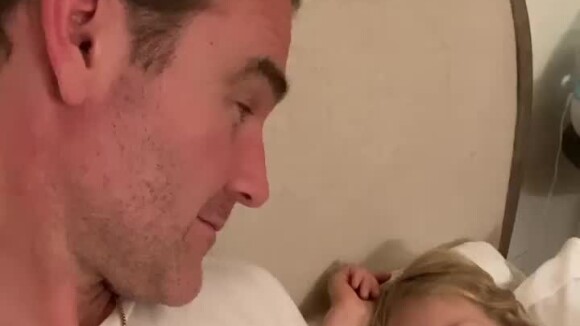 James Van Der Beek explique la série "Dawson" à sa fille Olivia. Instagram. Le 26 février 2020.