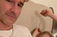 James Van Der Beek explique la série "Dawson" à sa fille Olivia. Instagram. Le 26 février 2020.
