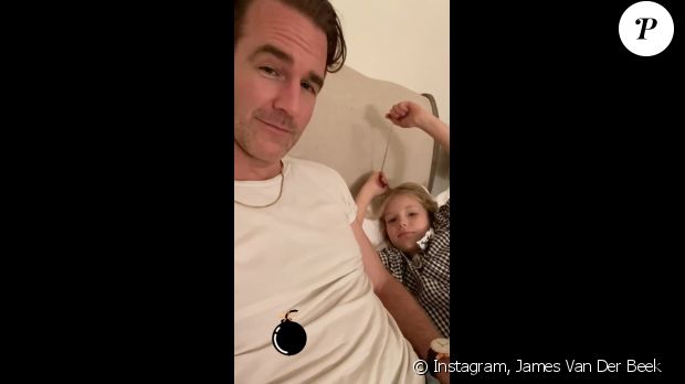 James Van Der Beek explique la série &quot;Dawson&quot; à sa fille Olivia. Instagram. Le 26 février 2020.