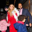 Mariah Carey est allée diner au restaurant Tao avec ses enfants Monroe et Moroccan Cannon ainsi que son compagnon B. Tanaka à New York. Mariah fait tomber son châle en fourrure avant d'entrer dans le restaurant. Le 15 décembre 2019