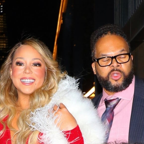 Mariah Carey est allée diner au restaurant Tao avec ses enfants Monroe et Moroccan Cannon ainsi que son compagnon B. Tanaka à New York. Mariah fait tomber son châle en fourrure avant d'entrer dans le restaurant. Le 15 décembre 2019