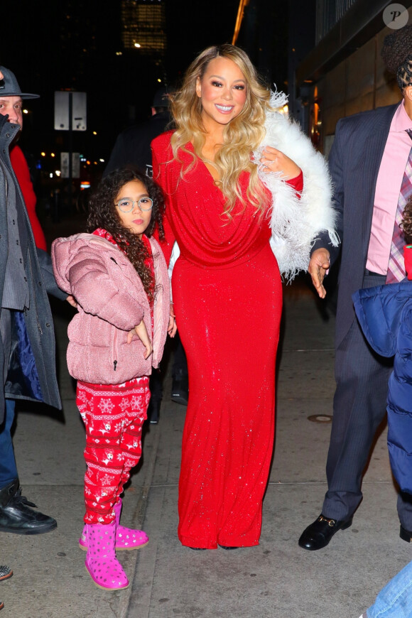Mariah Carey est allée diner au restaurant Tao avec ses enfants Monroe et Moroccan Cannon ainsi que son compagnon B. Tanaka à New York. Mariah fait tomber son châle en fourrure avant d'entrer dans le restaurant. Le 15 décembre 2019