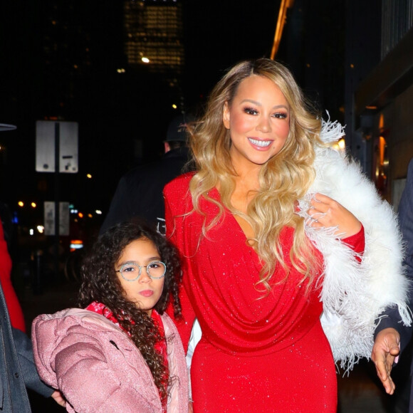 Mariah Carey est allée diner au restaurant Tao avec ses enfants Monroe et Moroccan Cannon ainsi que son compagnon B. Tanaka à New York. Mariah fait tomber son châle en fourrure avant d'entrer dans le restaurant. Le 15 décembre 2019