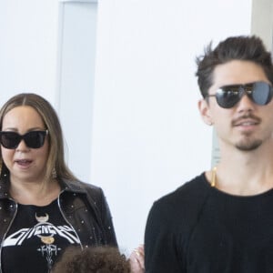 Exclusif - Mariah Carey et ses enfants Moroccan Scott Cannon et Monroe Cannon et son compagnon Bryan Tanaka - Arrivée à l'aéroport JFK à New York le 21 octobre 2019. La superstar de la pop de 49 ans était tout sourire alors qu'elle traversait le terminal vêtue d'une veste à clous noire, d'une chemise Givenchy, de leggings noirs et de bottes à plateforme assorties.