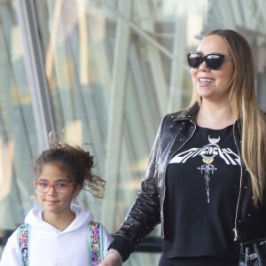 Exclusif - Mariah Carey et sa fille Monroe Cannon - Arrivée à l'aéroport JFK à New York le 21 octobre 2019. La superstar de la pop de 49 ans était tout sourire alors qu'elle traversait le terminal vêtue d'une veste à clous noire, d'une chemise Givenchy, de leggings noirs et de bottes à plateforme assorties.