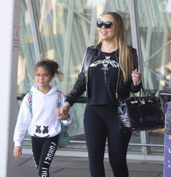 Exclusif - Mariah Carey et sa fille Monroe Cannon - Arrivée à l'aéroport JFK à New York le 21 octobre 2019. La superstar de la pop de 49 ans était tout sourire alors qu'elle traversait le terminal vêtue d'une veste à clous noire, d'une chemise Givenchy, de leggings noirs et de bottes à plateforme assorties.