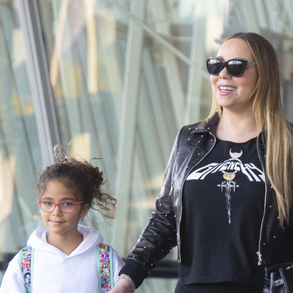 Exclusif - Mariah Carey et sa fille Monroe Cannon - Arrivée à l'aéroport JFK à New York le 21 octobre 2019. La superstar de la pop de 49 ans était tout sourire alors qu'elle traversait le terminal vêtue d'une veste à clous noire, d'une chemise Givenchy, de leggings noirs et de bottes à plateforme assorties.