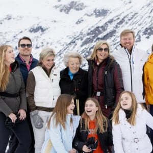 Le roi Willem-Alexander des Pays-Bas, la reine Maxima des Pays-Bas et leurs filles, Amalia, Alexia et Ariane, la princesse Beatrix des Pays-Bas, la princesese Laurentien, le prince Constantijn et leur enfants Eloise, Claus Casimir et Leonore posant pour la presse à l'occasion des vacances de la famille royale aux sports d'hiver à Lech, Autriche, le 25 février 2020.