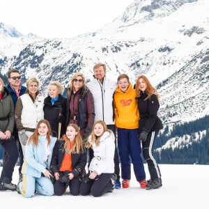 Le roi Willem-Alexander des Pays-Bas, la reine Maxima des Pays-Bas et leurs filles, Amalia, Alexia et Ariane, la princesse Beatrix des Pays-Bas, la princesese Laurentien, le prince Constantijn et leur enfants Eloise, Claus Casimir et Leonore posant pour la presse à l'occasion des vacances de la famille royale aux sports d'hiver à Lech, Autriche, le 25 février 2020.