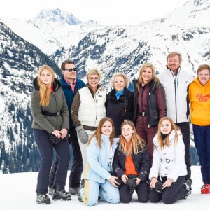 Le roi Willem-Alexander des Pays-Bas, la reine Maxima des Pays-Bas et leurs filles, Amalia, Alexia et Ariane, la princesse Beatrix des Pays-Bas, la princesese Laurentien, le prince Constantijn et leur enfants Eloise, Claus Casimir et Leonore posant pour la presse à l'occasion des vacances de la famille royale aux sports d'hiver à Lech, Autriche, le 25 février 2020.