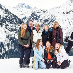 Le roi Willem-Alexander des Pays-Bas, la reine Maxima des Pays-Bas et leurs filles, Amalia, Alexia et Ariane, la princesse Beatrix des Pays-Bas, la princesese Laurentien, le prince Constantijn et leur enfants Eloise, Claus Casimir et Leonore posant pour la presse à l'occasion des vacances de la famille royale aux sports d'hiver à Lech, Autriche, le 25 février 2020.