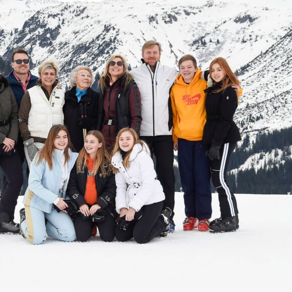 Le roi Willem-Alexander des Pays-Bas, la reine Maxima des Pays-Bas et leurs filles, Amalia, Alexia et Ariane, la princesse Beatrix des Pays-Bas, la princesese Laurentien, le prince Constantijn et leur enfants Eloise, Claus Casimir et Leonore posant pour la presse à l'occasion des vacances de la famille royale aux sports d'hiver à Lech, Autriche, le 25 février 2020.