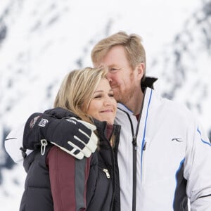 La reine Maxima et le roi Willem-Alexander des Pays-Bas en mode romantique lors de la séance photo avec la presse à l'occasion des vacances de la famille royale aux sports d'hiver à Lech, Autriche, le 25 février 2020.