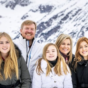 La princesse Alexia des Pays-Bas, le roi Willem-Alexander des Pays-Bas, la princesse Catharina-Amalia des Pays-Bas, la reine Maxima des Pays-Bas et la princesse Ariane des Pays-Bas lors de la séance photo avec la presse à l'occasion des vacances de la famille royale aux sports d'hiver à Lech, Autriche, le 25 février 2020.