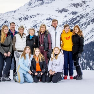 Le roi Willem-Alexander des Pays-Bas, la reine Maxima des Pays-Bas et leurs filles, Amalia, Alexia et Ariane, la princesse Beatrix des Pays-Bas, la princesese Laurentien, le prince Constantijn et leur enfants Eloise, Claus Casimir et Leonore posant pour la presse à l'occasion des vacances de la famille royale aux sports d'hiver à Lech, Autriche, le 25 février 2020.