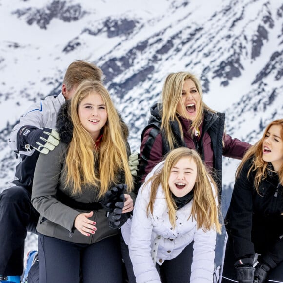 La princesse Alexia des Pays-Bas, le roi Willem-Alexander des Pays-Bas, la princesse Catharina-Amalia des Pays-Bas, la reine Maxima des Pays-Bas et la princesse Ariane des Pays-Bas s'amusent lors de la séance photo avec la presse à l'occasion des vacances de la famille royale aux sports d'hiver à Lech, Autriche, le 25 février 2020.