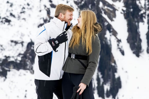 Le roi Willem-Alexander des Pays-Bas et sa fille aînée la princesse héritière Catharina-Amalia des Pays-Bas lors de la séance photo avec la presse à l'occasion des vacances de la famille royale aux sports d'hiver à Lech, Autriche, le 25 février 2020.