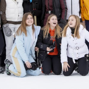 Le roi Willem-Alexander des Pays-Bas, la reine Maxima des Pays-Bas et leurs filles, Amalia, Alexia et Ariane, la princesse Beatrix des Pays-Bas, la princesese Laurentien, le prince Constantijn et leur enfants Eloise, Claus Casimir et Leonore posant pour la presse à l'occasion des vacances de la famille royale aux sports d'hiver à Lech, Autriche, le 25 février 2020.