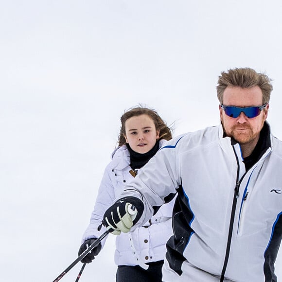 La princesse Alexia des Pays-Bas, le roi Willem-Alexander des Pays-Bas et la reine Maxima des Pays-Bas sur les pistes lors de la séance photo avec la presse à l'occasion des vacances de la famille royale aux sports d'hiver à Lech, Autriche, le 25 février 2020.