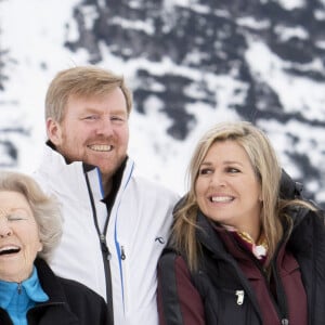 Le prince Constantijn des Pays-Bas, la princesse Laurentien des Pays-Bas, la princesse Beatrix, le roi Willem Alexander, la reine Maxima lors d'un shooting photo aux sports d'hiver à Lech, Autriche le 25 février 2020.