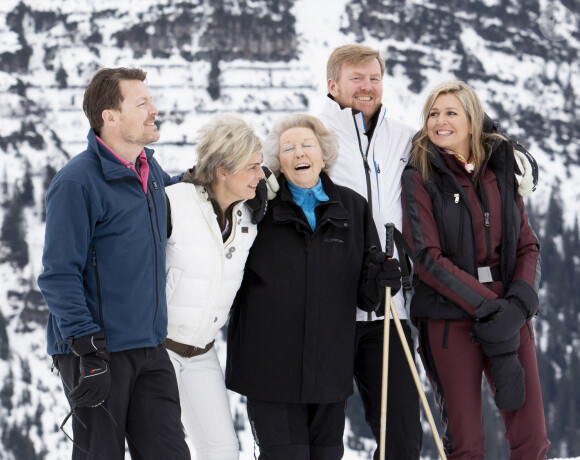Le prince Constantijn des Pays-Bas, la princesse Laurentien des Pays-Bas, la princesse Beatrix, le roi Willem Alexander, la reine Maxima lors d'un shooting photo aux sports d'hiver à Lech, Autriche le 25 février 2020.