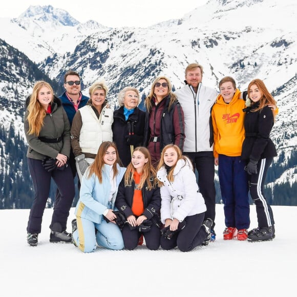 Le roi Willem-Alexander des Pays-Bas, la reine Maxima des Pays-Bas et leurs filles, Amalia, Alexia et Ariane, la princesse Beatrix des Pays-Bas, la princesese Laurentien, le prince Constantijn et leur enfants Eloise, Claus Casimir et Leonore posant pour la presse à l'occasion des vacances de la famille royale aux sports d'hiver à Lech, Autriche, le 25 février 2020.