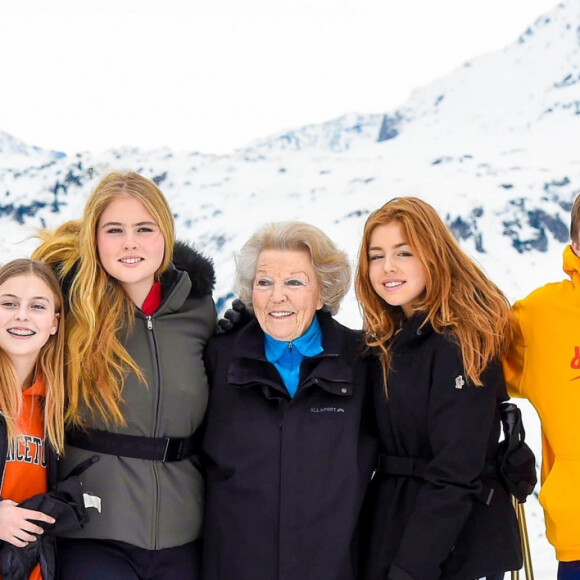 Les princesses Amalia, Alexia et Ariane des Pays-Bas, la comtesse Eloise d'Orange-Nassau, le comte Claus Casimir d'Orange-Nassau et la comtesse Leonore d'Orange-Nassau avec la princesse Beatrix des Pays-Bas lors de la séance photo avec la presse à l'occasion des vacances de la famille royale aux sports d'hiver à Lech, Autriche, le 25 février 2020.