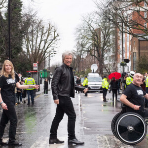 Jon Bon Jovi et le prince Harry posent sur un passage piéton d'Abbey Road après un enregistrement avec la chorale des Jeux Invictus. Londres, le 28 février 2020.