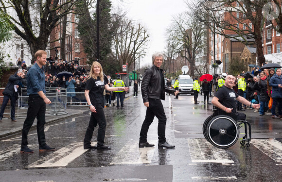 Jon Bon Jovi et le prince Harry posent sur un passage piéton d'Abbey Road après un enregistrement avec la chorale des Jeux Invictus. Londres, le 28 février 2020.