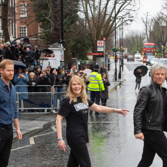 Jon Bon Jovi et le prince Harry posent sur un passage piéton d'Abbey Road après un enregistrement avec la chorale des Jeux Invictus. Londres, le 28 février 2020.