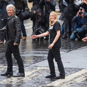 Jon Bon Jovi et le prince Harry posent sur un passage piéton d'Abbey Road après un enregistrement avec la chorale des Jeux Invictus. Londres, le 28 février 2020.