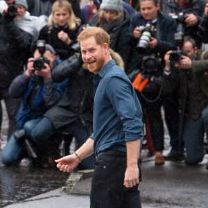 Jon Bon Jovi et le prince Harry posent sur un passage piéton d'Abbey Road après un enregistrement avec la chorale des Jeux Invictus. Londres, le 28 février 2020.