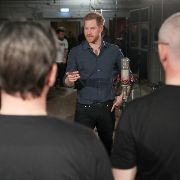 Jon Bon Jovi et le prince Harry enregistrent une chanson avec la chorale des Jeux Invictus, aux studios Abbey Road. Londres, le 28 février 2020.