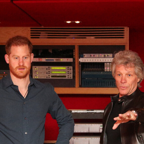 Jon Bon Jovi et le prince Harry enregistrent une chanson avec la chorale des Jeux Invictus, aux studios Abbey Road. Londres, le 28 février 2020.