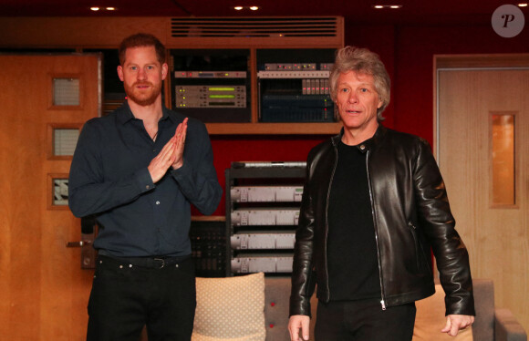 Jon Bon Jovi et le prince Harry enregistrent une chanson avec la chorale des Jeux Invictus, aux studios Abbey Road. Londres, février 2020.