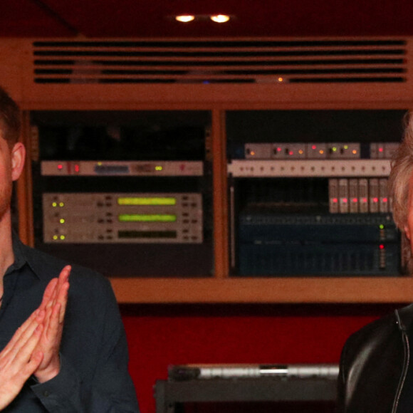 Jon Bon Jovi et le prince Harry enregistrent une chanson avec la chorale des Jeux Invictus, aux studios Abbey Road. Londres, février 2020.