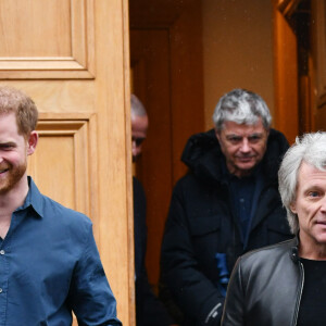 Le prince Harry, duc de Sussex, visite les studios d'Abbey Road pour rencontrer Jon Bon Jovi et des membres de l'Invictus Games Choir, qui enregistrent un single spécial au profit de l'Invictus Games Foundation, à Londres, Royaume Uni, le 28 février 2020.