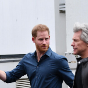 Le prince Harry, duc de Sussex, visite les studios d'Abbey Road pour rencontrer Jon Bon Jovi et des membres de l'Invictus Games Choir, qui enregistrent un single spécial au profit de l'Invictus Games Foundation, à Londres, Royaume Uni, le 28 février 2020.