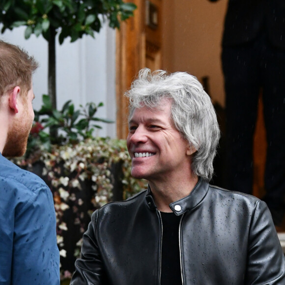 Le prince Harry, duc de Sussex, visite les studios d'Abbey Road pour rencontrer Jon Bon Jovi et des membres de l'Invictus Games Choir, qui enregistrent un single spécial au profit de l'Invictus Games Foundation, à Londres, Royaume Uni, le 28 février 2020.