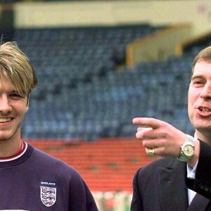 Le prince Andrew et David Beckham à Londres en 1999.