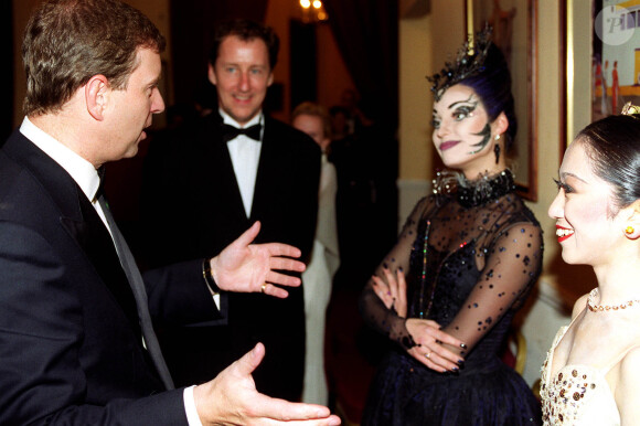 Le prince Andrew, duc d'York, a rencontré deux danseurs du Ballet national de Grande-Bretagne, Erina Takahashi et Anastasia Volochkova, au Royal Albert Hall à Londres. Le 13 juin 2000