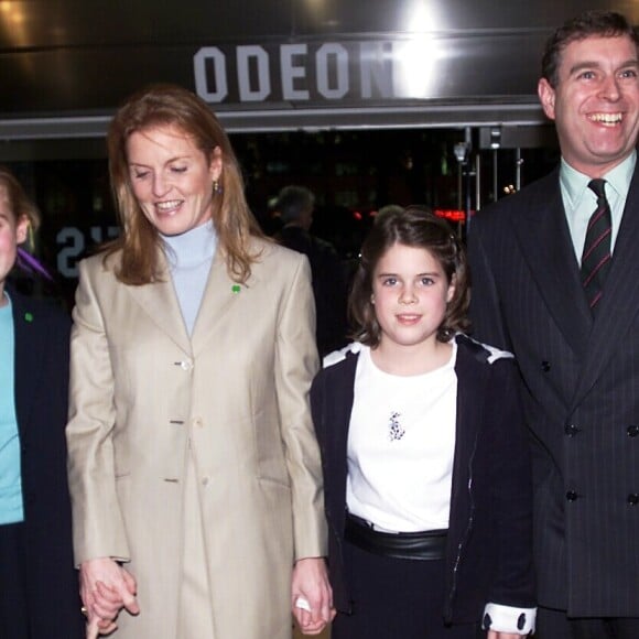 Le prince Andrew, Sarah Ferguson et leurs filles, Beatrice et Eugenie, à Londres en 2000.