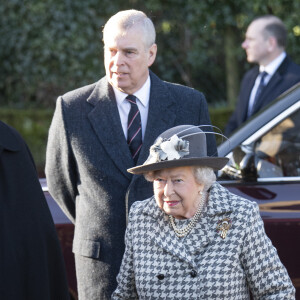 La reine Elisabeth II d'Angleterre et le prince Andrew, duc d'York, à leur arrivée au service dominical en l'église St Mary the Virgin à Hillington. Le 19 janvier 2020