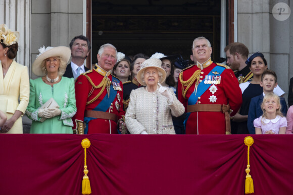 Camilla Parker Bowles, duchesse de Cornouailles, le prince Charles, prince de Galles, la reine Elisabeth II d'Angleterre, le prince Andrew, duc d'York, le prince Harry, duc de Sussex, et Meghan Markle, duchesse de Sussex, la princesse Beatrice d'York, la princesse Eugenie d'York, la princesse Anne, isla Phillips, James Mountbatten-Windsor, vicomte Severn - La famille royale au balcon du palais de Buckingham lors de la parade Trooping the Colour 2019, célébrant le 93ème anniversaire de la reine Elisabeth II, Londres, le 8 juin 2019.