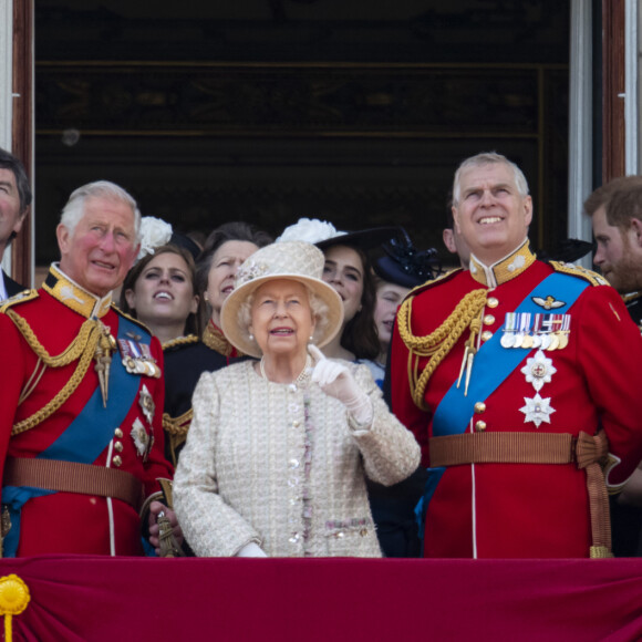 Camilla Parker Bowles, duchesse de Cornouailles, le prince Charles, prince de Galles, la reine Elisabeth II d'Angleterre, le prince Andrew, duc d'York, le prince Harry, duc de Sussex, et Meghan Markle, duchesse de Sussex, la princesse Beatrice d'York, la princesse Eugenie d'York, la princesse Anne, isla Phillips, James Mountbatten-Windsor, vicomte Severn - La famille royale au balcon du palais de Buckingham lors de la parade Trooping the Colour 2019, célébrant le 93ème anniversaire de la reine Elisabeth II, Londres, le 8 juin 2019.